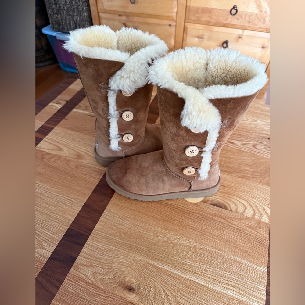 Bailey button UGGS - image 4
